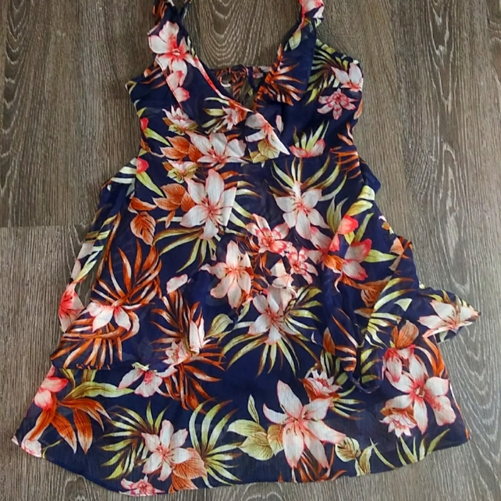 Ruffle dress with tie